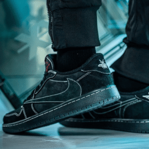 ⁦Jordan 1 Retro Low OG SP Travis Scott Black Phantom⁩ – תמונה ⁦4⁩