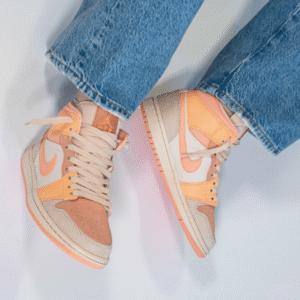 ⁦Nike Air Jordan 1Mid Apricot Orange⁩ – תמונה ⁦4⁩