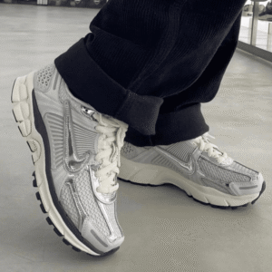 ⁦Nike Zoom Vomero 5 Photon Dust Silver⁩ – תמונה ⁦5⁩