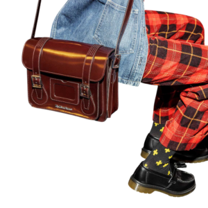 ⁦Dr. Martens Classic Vegan Satchel Bag Cherry Red תיק צד טבעוני⁩ – תמונה ⁦10⁩