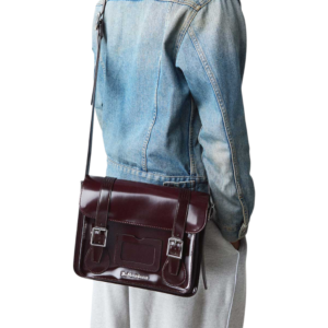 ⁦Dr. Martens Classic Vegan Satchel Bag Cherry Red תיק צד טבעוני⁩ – תמונה ⁦4⁩