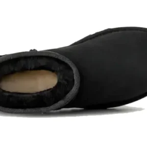 ⁦מגפי UGG Classic Mini II לגברים בצבע שחור⁩ – תמונה ⁦4⁩