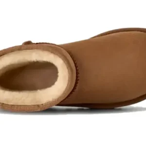 ⁦מגפי UGG Classic Mini II לגברים בצבע Chestnut⁩ – תמונה ⁦4⁩