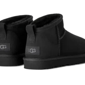 מגפי UGG Classic Ultra Mini לגברים בצבע שחור – תמונה 3