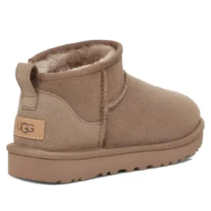 ⁦מגפי UGG Classic Ultra Mini לגברים בצבע Caribou – זמש טבעי עם בטנת צמר כבשים⁩ – תמונה ⁦4⁩