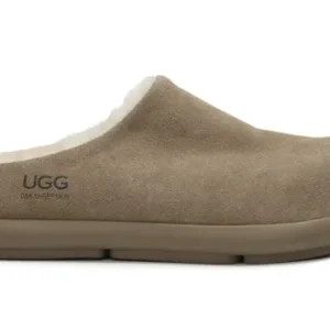 ⁦נעלי בית UGG Premium Jade לגברים בצבע Antelope Brown – עור איכותי עם בטנת צמר כבשים⁩ – תמונה ⁦1⁩