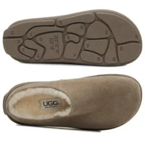⁦נעלי בית UGG Premium Jade לגברים בצבע Antelope Brown – עור איכותי עם בטנת צמר כבשים⁩ – תמונה ⁦3⁩
