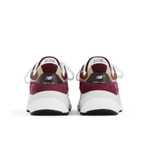 ⁦נעלי New Balance 990v6 x Teddy Santis Made in USA בורדו בז'⁩ – תמונה ⁦5⁩