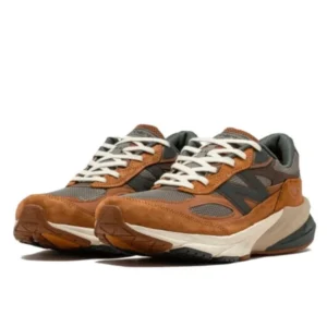 ⁦נעלי New Balance 990 V6 Carhartt WIP בצבע ירוק זית⁩ – תמונה ⁦4⁩