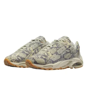 ⁦נעלי Nike Hot Step Air Terra NOCTA Snakeskin בעיצוב דוגמת עור נחש⁩ – תמונה ⁦2⁩