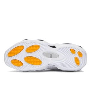 ⁦נעלי Nike NOCTA Glide White Chrome בעיצוב יוקרתי בגוון לבן וכרום⁩ – תמונה ⁦4⁩