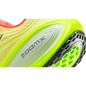 ⁦Nike Vomero Plus Bright Mango Green – נעלי ריצה⁩ – תמונה ⁦3⁩