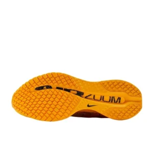 ⁦Nike Pegasus Premium University Gold/Black – נעלי ריצה עם ריפוד ותמיכה מתקדמים⁩ – תמונה ⁦3⁩