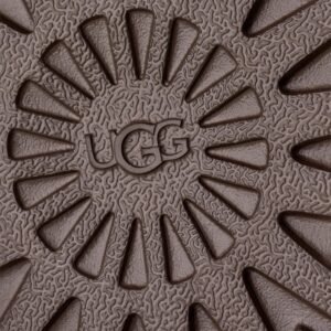 ⁦UGG Women’s Classic Micro Dusted Cocoa – מגפיים קצרים לנשים בצבע קקאו⁩ – תמונה ⁦7⁩