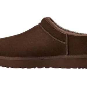 ⁦UGG Women’s Classic Micro Dusted Cocoa – מגפיים קצרים לנשים בצבע קקאו⁩ – תמונה ⁦3⁩