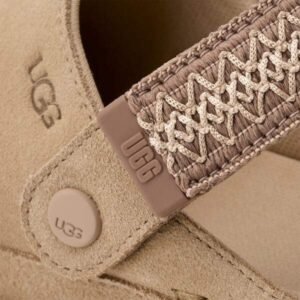 ⁦UGG Women’s Goldenstar UGGbraid Clog Mustard Seed – נעלי קבקב לנשים בצבע חרדל⁩ – תמונה ⁦7⁩