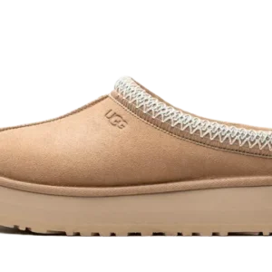 UGG Tazz Slipper Sand כפכפי UGG עם פלטפורמה ופרוות כבשים