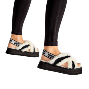 ⁦UGG Women’s Disco Cross – סנדלי פרווה לנשים עם סוליה מוגבהת⁩ – תמונה ⁦3⁩