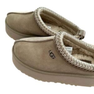 ⁦UGG Tazz Slipper Mustard Seed כפכפי UGG עם סוליית פלטפורמה ופרוות כבשים⁩ – תמונה ⁦4⁩