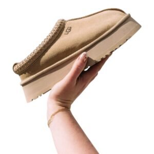 ⁦UGG Tazz Slipper Mustard Seed כפכפי UGG עם סוליית פלטפורמה ופרוות כבשים⁩ – תמונה ⁦3⁩